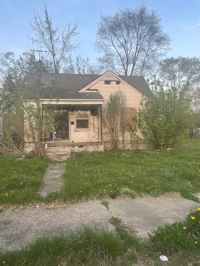 8618 Minock St, Detroit, MI 48228 - bungalow-style house with covered porch and roof with shingles