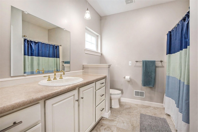 bathroom with toilet, baseboards, vanity, and a shower with curtain