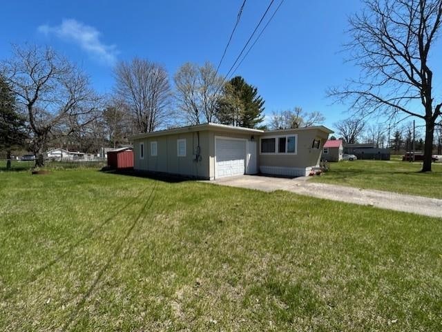 ranch-style home featuring a front lawn, driveway, and an attached garage