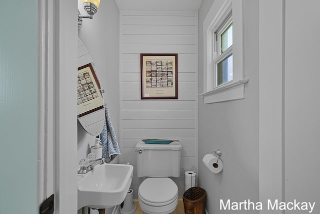 625 Leonard St NE, Grand Rapids, MI 49503 - half bath featuring toilet and a sink