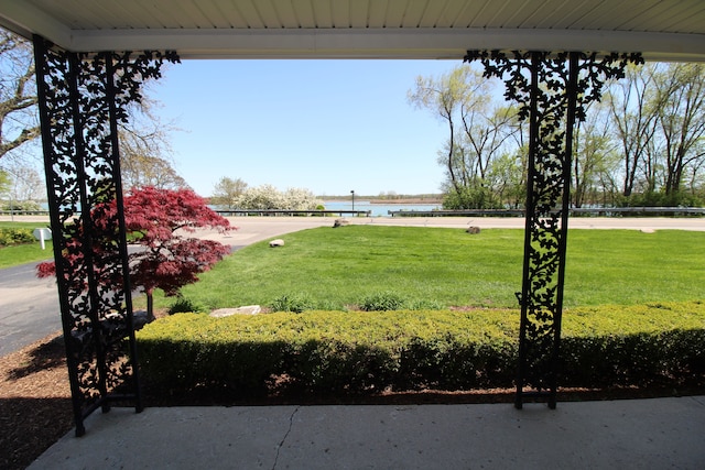 view of grassy yard featuring a water view
