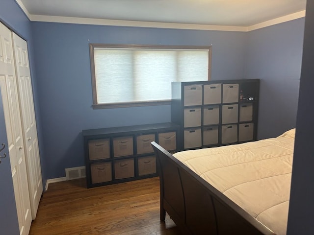 bedroom featuring dark wood finished floors, a closet, and baseboards