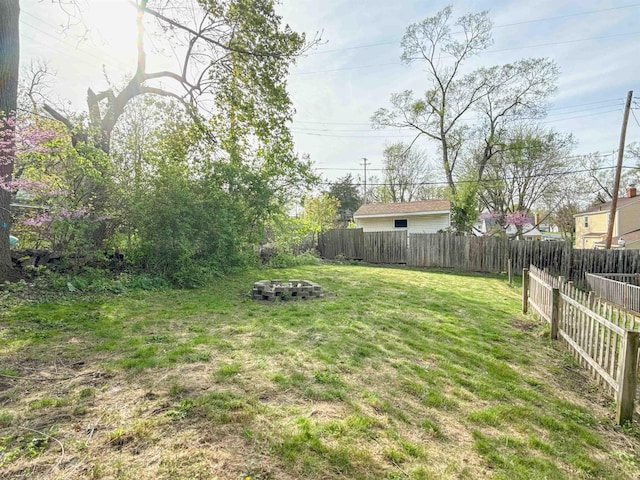 view of yard featuring an outdoor fire pit