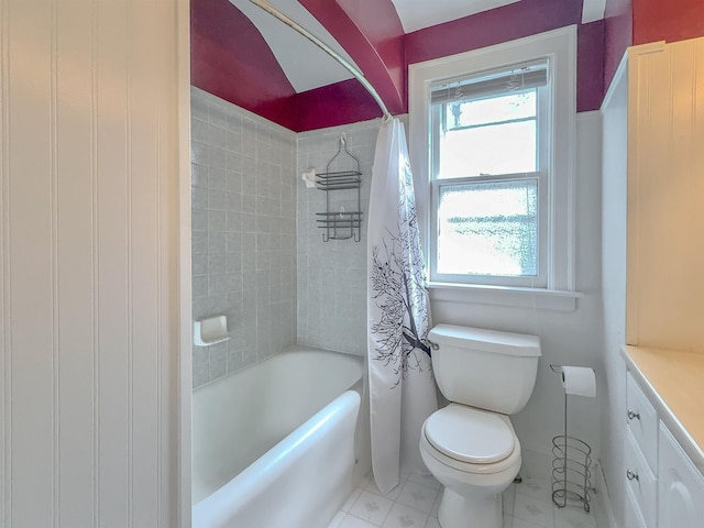 full bathroom with plenty of natural light, toilet, shower / bath combo, and vanity