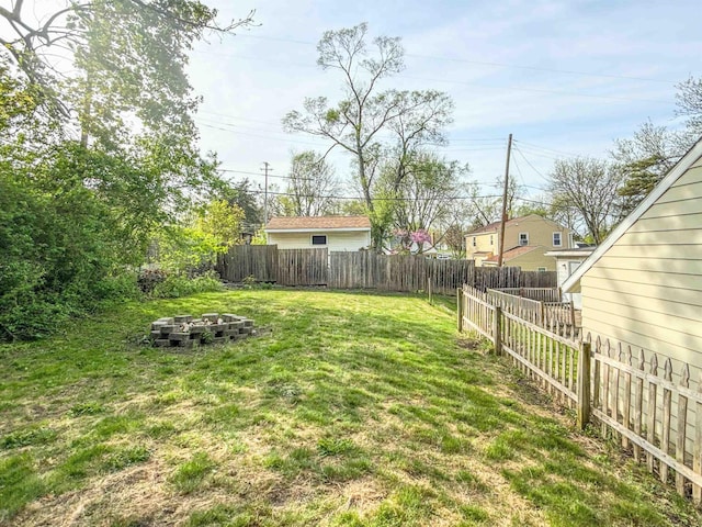 view of yard featuring a fire pit