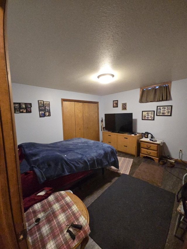bedroom featuring a textured ceiling and a closet