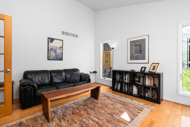 living area with wood-type flooring and baseboards