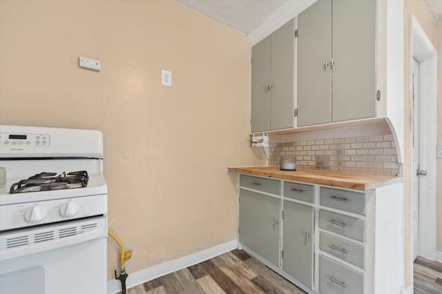 kitchen with white range with gas stovetop, gray cabinetry, backsplash, and wood finished floors