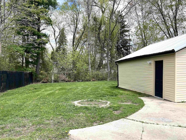view of yard with an outdoor structure