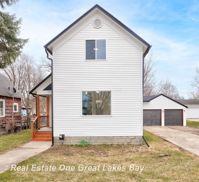 view of front of house featuring an outbuilding, a garage, and a front lawn