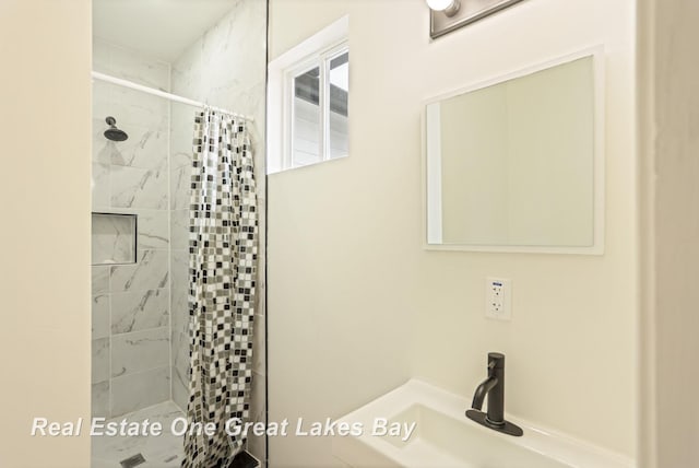 bathroom featuring a tile shower