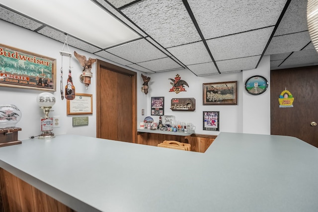 bar area featuring a drop ceiling