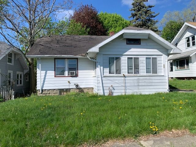 view of front facade with a front lawn