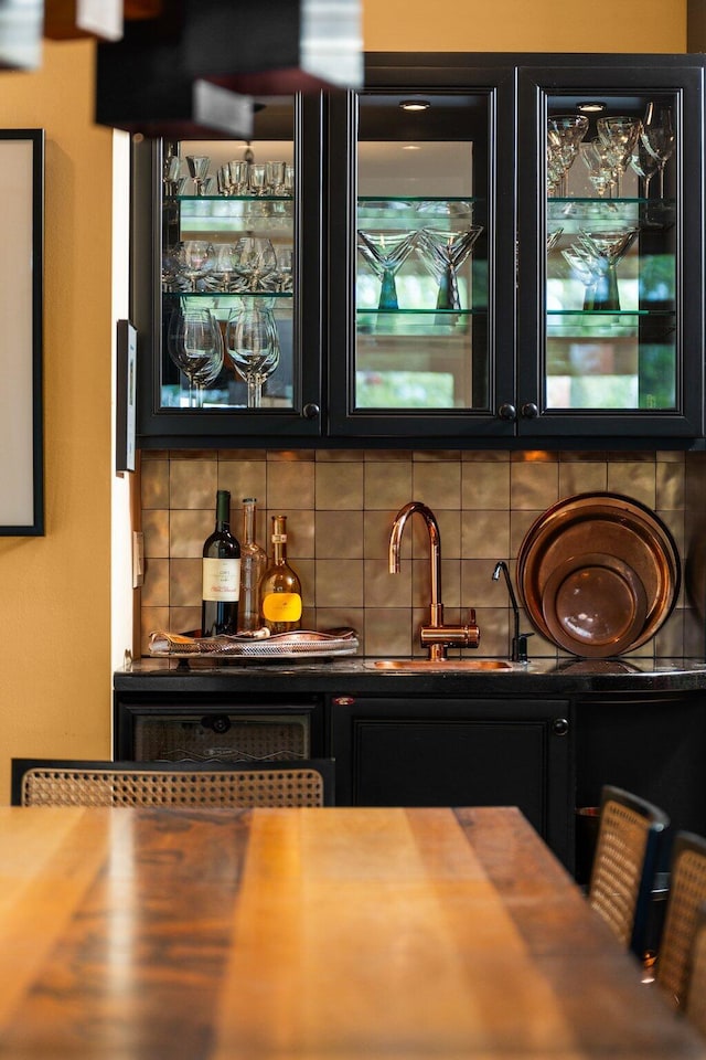 indoor wet bar featuring decorative backsplash