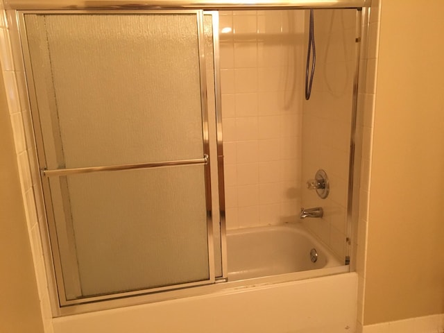 bathroom with enclosed tub / shower combo