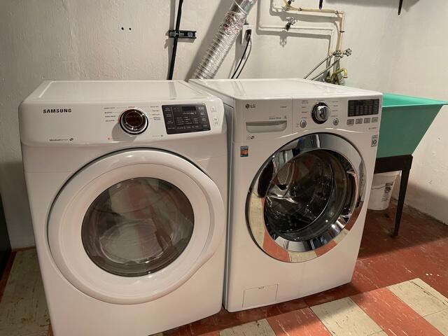 laundry room with washer and clothes dryer