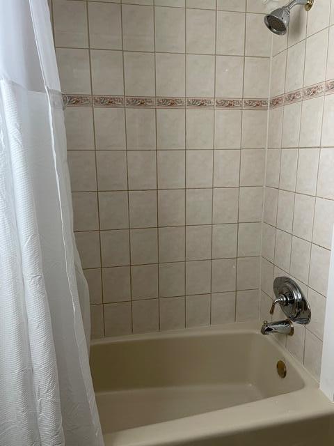 bathroom featuring shower / tub combo