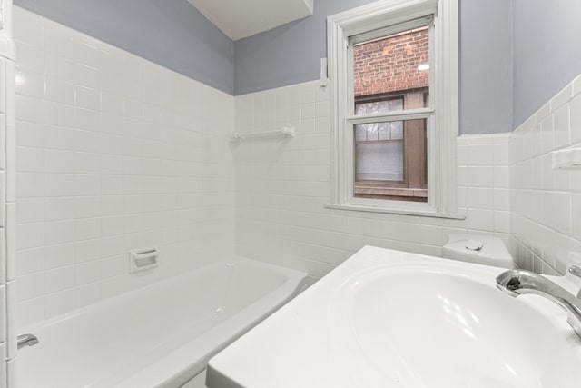 1881 W Grand Blvd, Detroit, MI 48208 - full bath featuring tile walls