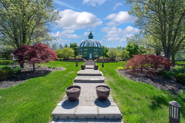 view of property's community featuring a lawn