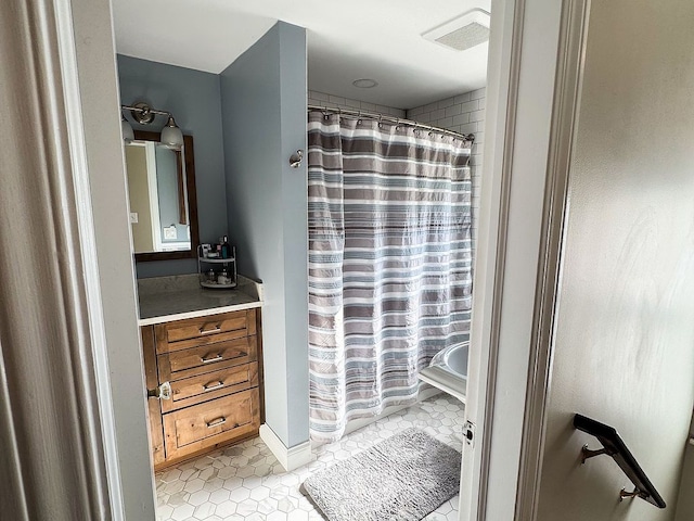 bathroom featuring a shower with shower curtain and vanity