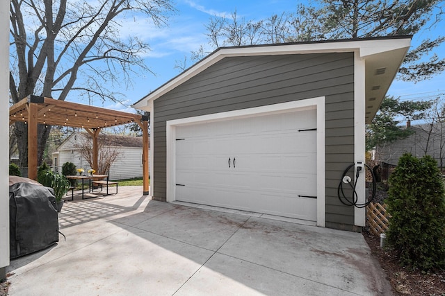 detached garage featuring concrete driveway