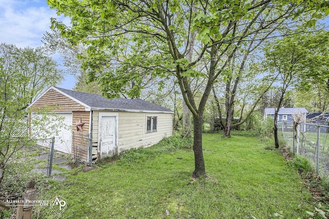 view of yard with an outbuilding