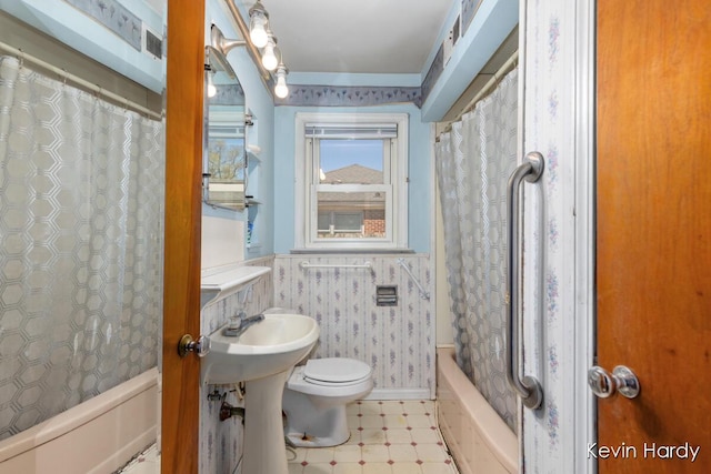 full bathroom with shower / tub combo, toilet, wallpapered walls, tile patterned floors, and baseboards