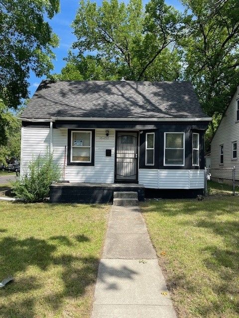 16450 Pembroke Ave, Detroit, MI 48235 - bungalow-style home featuring a shingled roof and covered porch