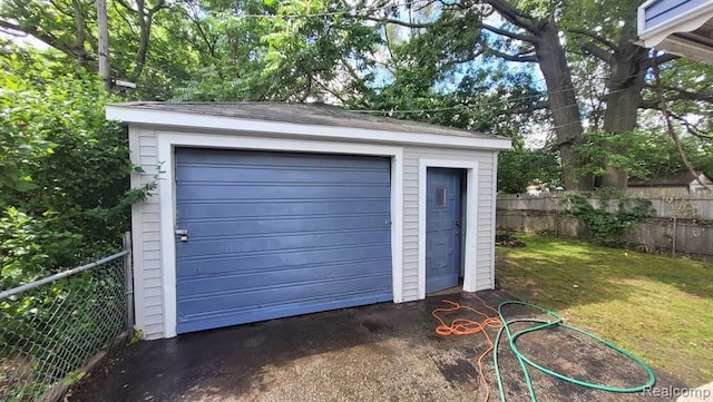 606 E Milton Ave, Hazel Park, MI 48030 - detached garage featuring driveway