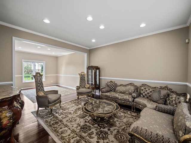 living room featuring wood finished floors, crown molding, recessed lighting, and baseboards
