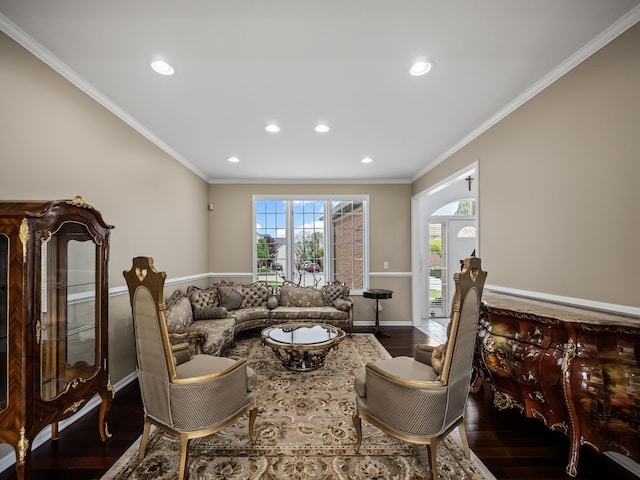 living room featuring wood finished floors, recessed lighting, ornamental molding, and baseboards