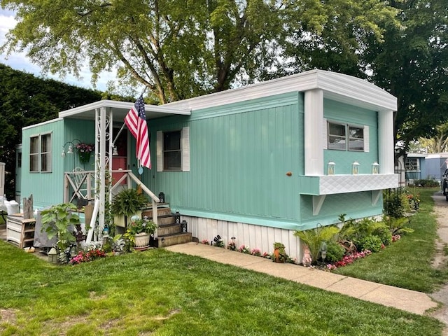 manufactured / mobile home with a front yard
