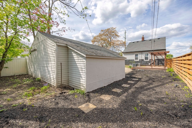 view of outdoor structure featuring a fenced backyard and an outdoor structure