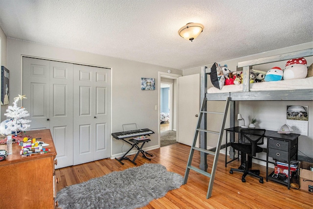 2021 Skyler Dr, Kalamazoo, MI 49008 - bedroom with wood finished floors, a textured ceiling, and a closet