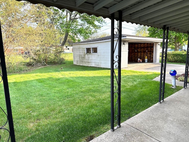 view of grassy yard featuring an outbuilding