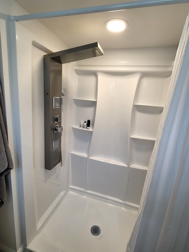 2414 Yale Ave, Royal Oak, MI 48067 - bathroom with a shower with shower curtain