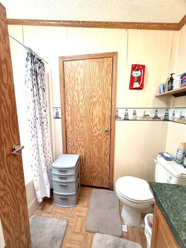 full bath featuring toilet, vanity, and shower / bath combo with shower curtain