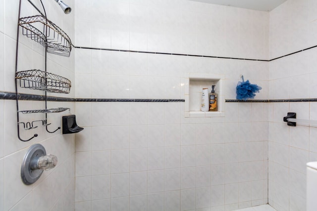 2761 Tomahawk Dr, Waterford, MI 48328 - bathroom featuring tiled shower