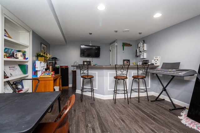 2761 Tomahawk Dr, Waterford, MI 48328 - kitchen with dark wood finished floors, baseboards, a breakfast bar area, and recessed lighting