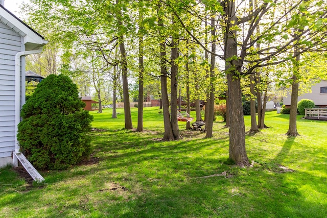 2761 Tomahawk Dr, Waterford, MI 48328 - view of green lawn