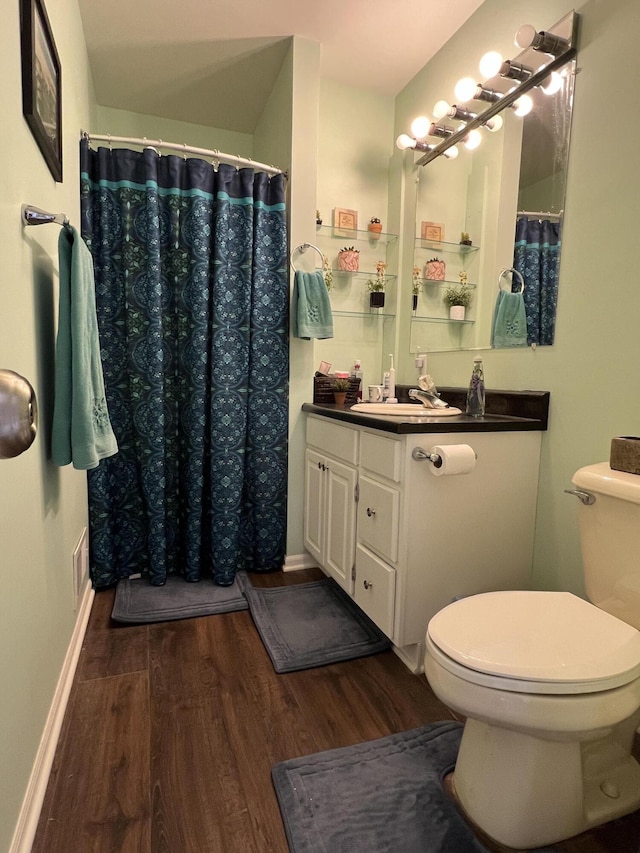 full bath featuring wood finished floors, toilet, vanity, a shower with shower curtain, and baseboards