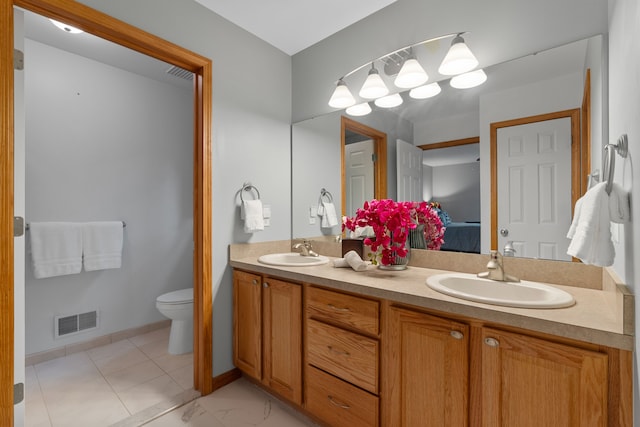 3135 Walnut Hls, Leonard, MI 48367 - ensuite bathroom with double vanity, toilet, and baseboards
