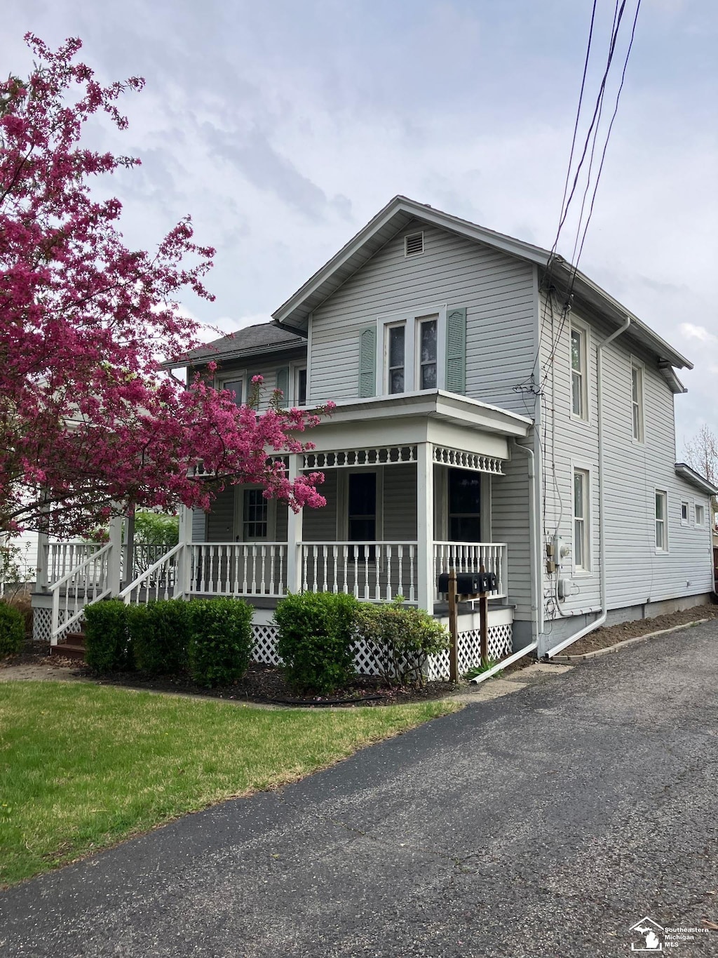 view of front facade featuring a porch