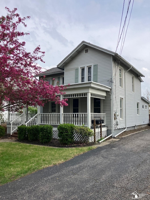 view of front facade featuring a porch