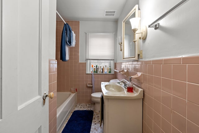 17041 Henry St, Melvindale, MI 48122 - bathroom with tile walls, toilet, vanity, shower / bath combo, and tile patterned floors