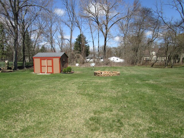 29100 Sunnydale St, Livonia, MI 48154 - view of green lawn with a storage shed and an outbuilding
