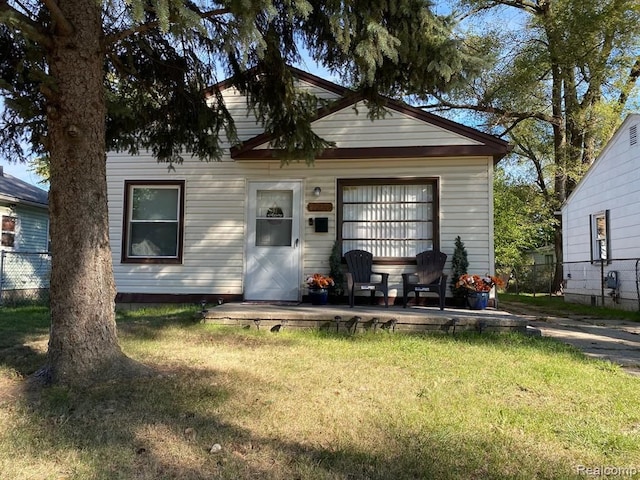 11107 Hudson Ave, Warren, MI 48089 - view of front facade with a porch