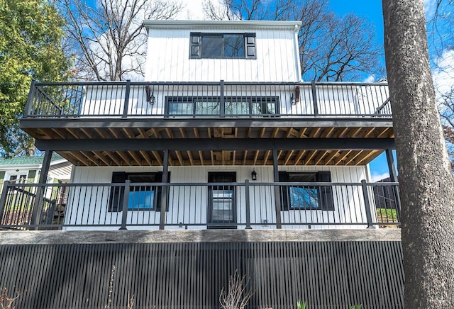 view of front of house with a balcony