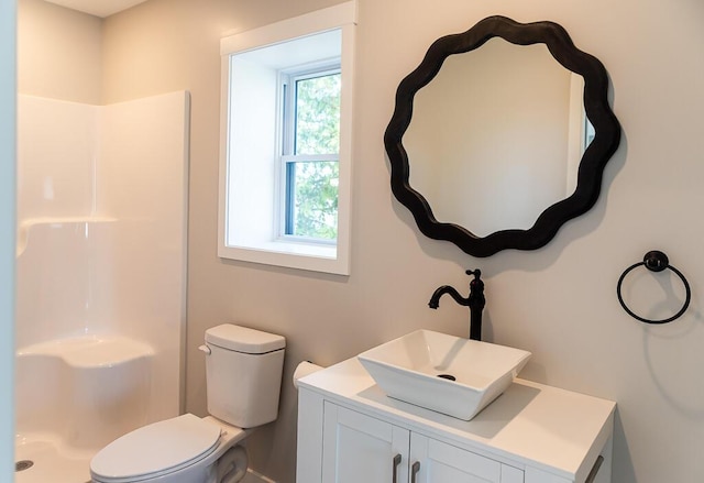 full bath with a shower, toilet, and vanity