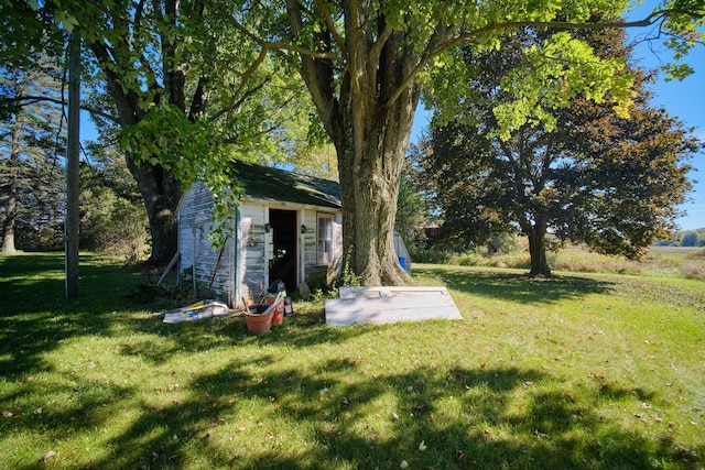1621 W Beyer Rd, Ludington, MI 49431 - view of grassy yard featuring a storage unit and an outdoor structure
